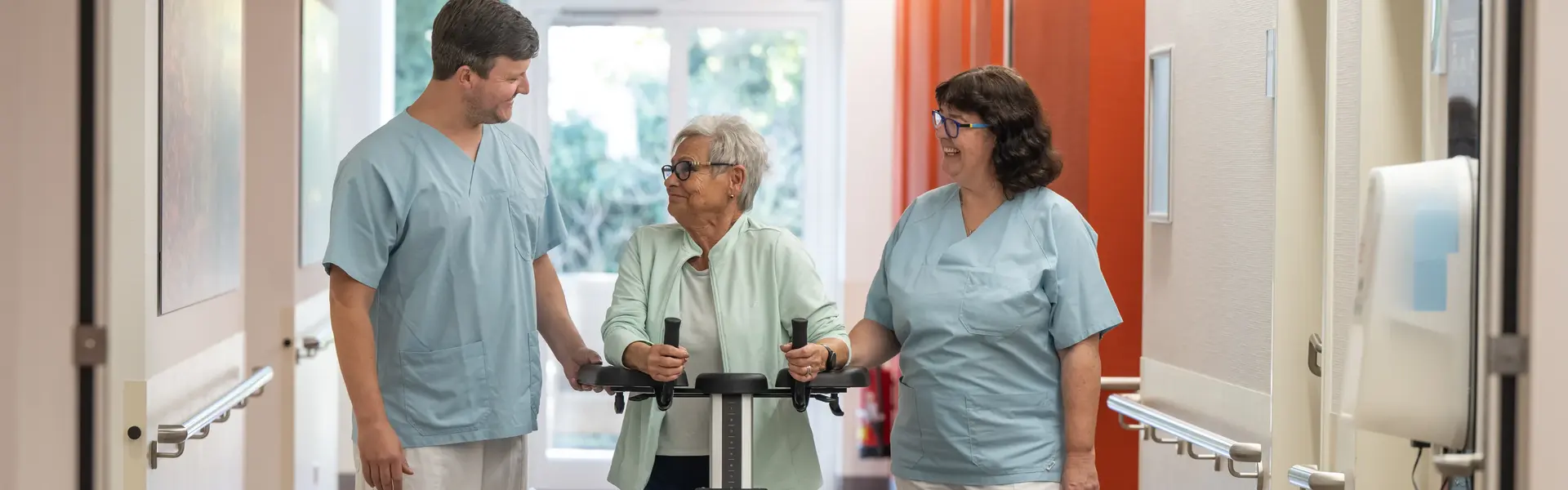 Zwei Therapeuten mit einer älteren Patientin