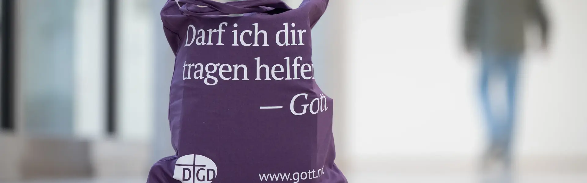 Tasche, die auf dem Boden steht